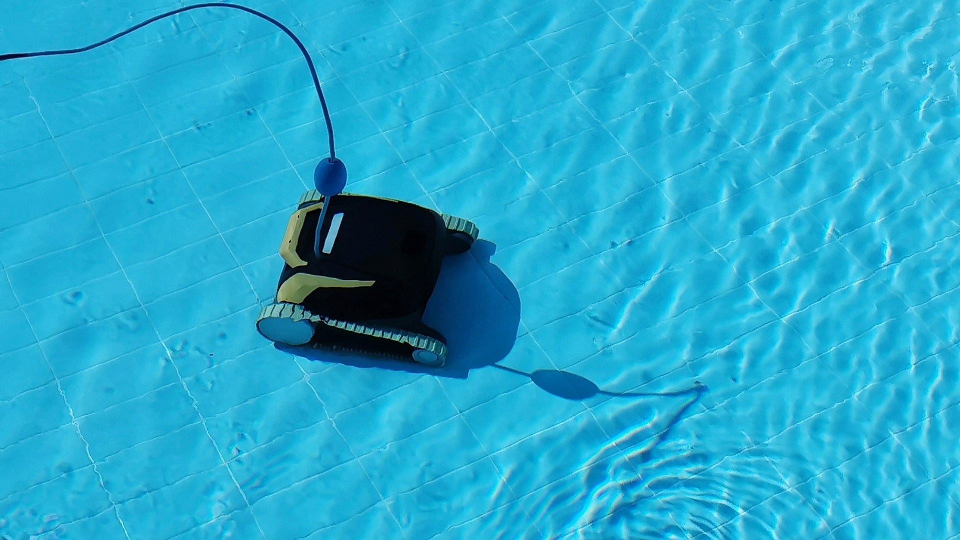 The Benefits of Robotic Pool Cleaners - Aqua Pool Supply